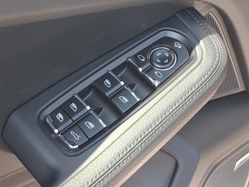 Certified 2025 Porsche Macan image 18