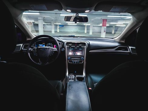 Used 2017 Ford Fusion SE w/ Fusion SE Technology Package FWD image 3