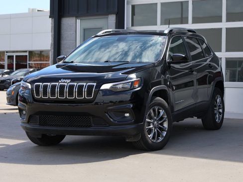 Used 2020 Jeep Cherokee Latitude Plus w/ Cold Weather Group AWD/4WD image 3