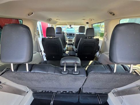 Used 2018 Chrysler Pacifica LX FWD image 11