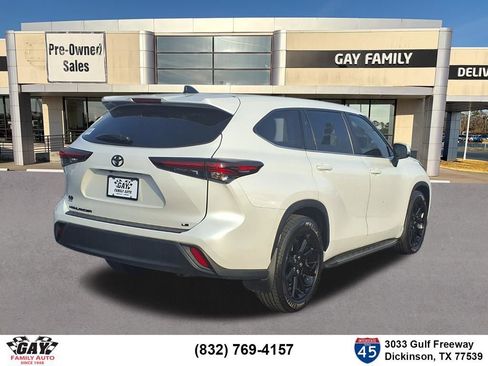 Used 2024 Toyota Highlander LE FWD image 2
