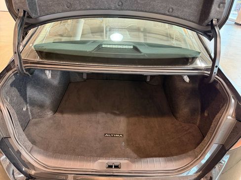 Used 2025 Nissan Altima 2.5 SV FWD image 25