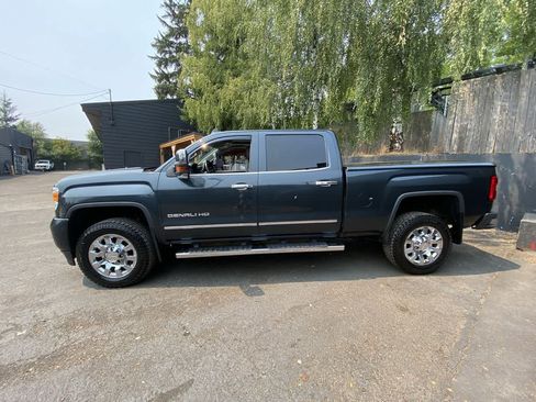 Used 2017 GMC Sierra 2500 Denali w/ Suspension Package, Off-Road AWD/4WD image 3