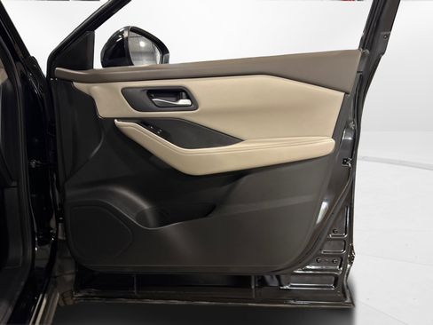 Used 2025 Nissan Rogue SV image 35