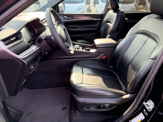Used 2025 Jeep Grand Cherokee L Limited w/ Luxury Tech Group II AWD/4WD image 5