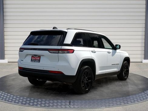 Used 2024 Jeep Grand Cherokee Altitude AWD/4WD image 7