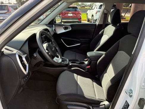 Used 2025 Kia Soul LX w/ LX Technology Package FWD image 20