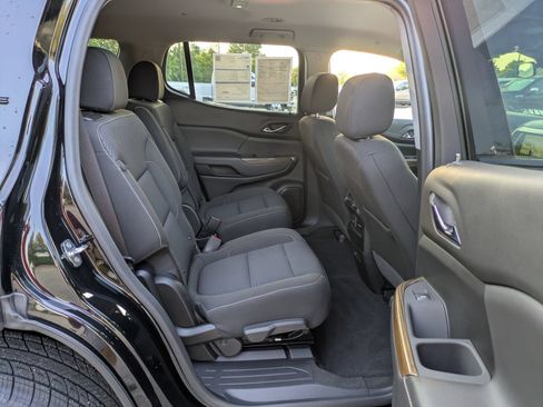 Used 2023 GMC Acadia SLE w/ Driver Convenience Package FWD image 33