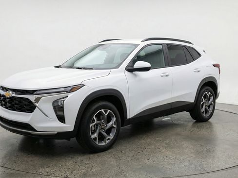 Used 2025 Chevrolet Trax LT w/ LT Convenience Package image 3