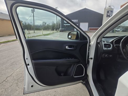 Used 2019 Jeep Compass Latitude image 4