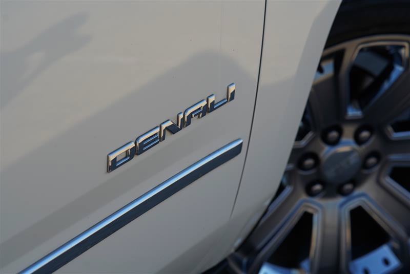 Used 2015 GMC Yukon Denali w/ Premium Package AWD/4WD image 19