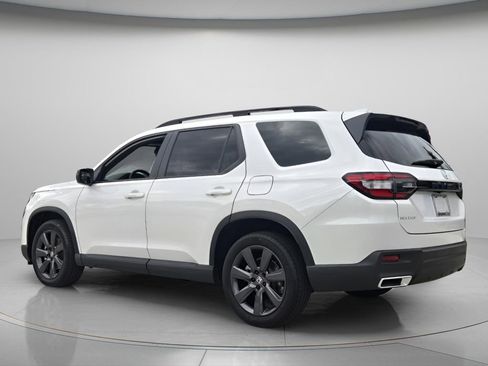 Used 2025 Honda Pilot Sport image 8