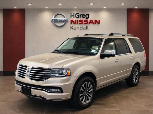Used 2017 Lincoln Navigator Select AWD/4WD image 3