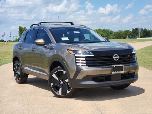Used 2025 Nissan Kicks SR FWD image 6