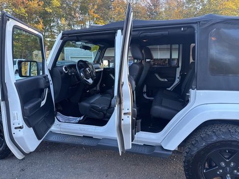 Used 2012 Jeep Wrangler Unlimited Sahara image 39