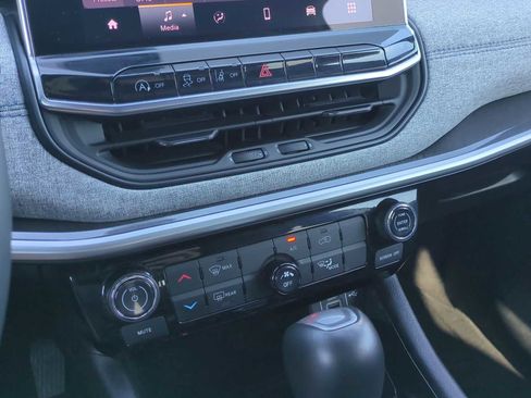 Used 2024 Jeep Compass Latitude image 17