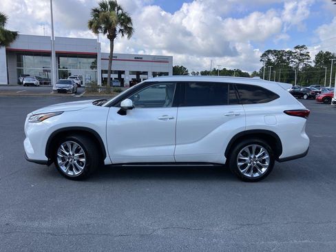 Used 2023 Toyota Highlander Limited FWD image 2
