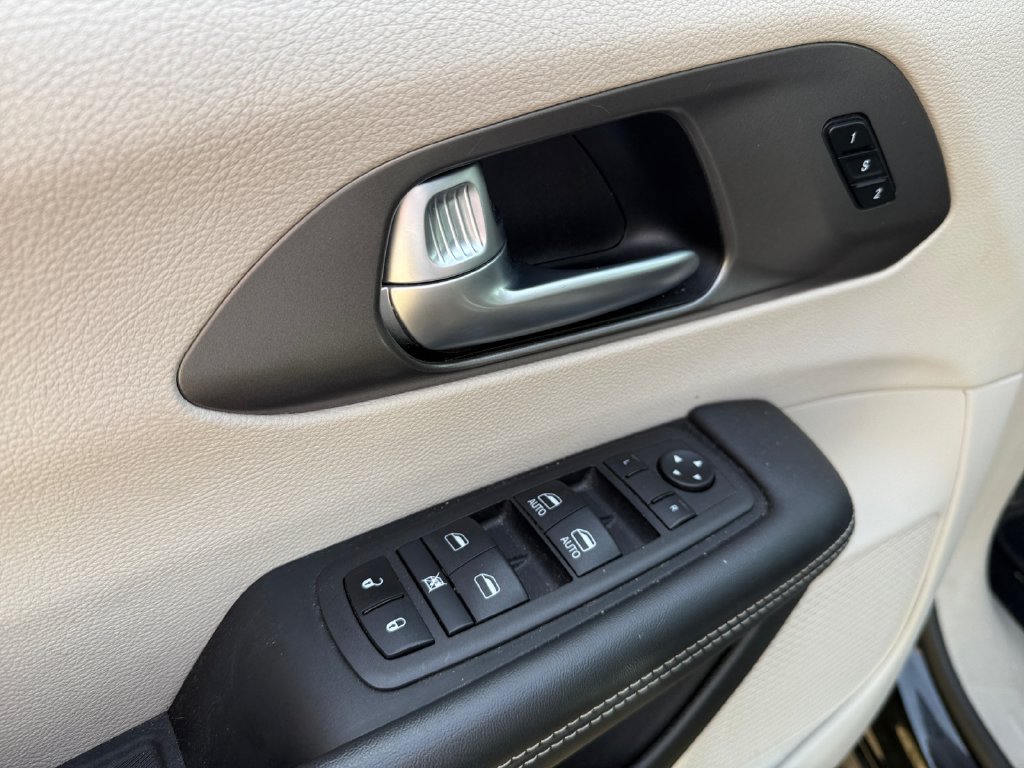 Used 2024 Chrysler Pacifica Limited FWD image 20