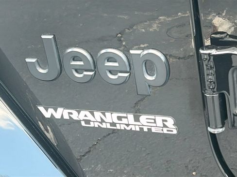 Used 2022 Jeep Wrangler Unlimited Sahara AWD/4WD image 8