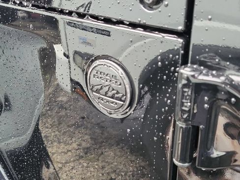 Used 2022 Jeep Wrangler Unlimited Sahara AWD/4WD image 8
