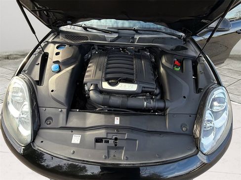 Used 2017 Porsche Cayenne Platinum Edition w/ Premium Package (PJV) image 42