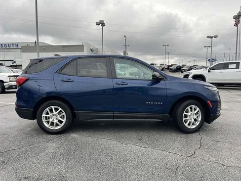 Used 2023 Chevrolet Equinox LS w/ LS Convenience Package image 2
