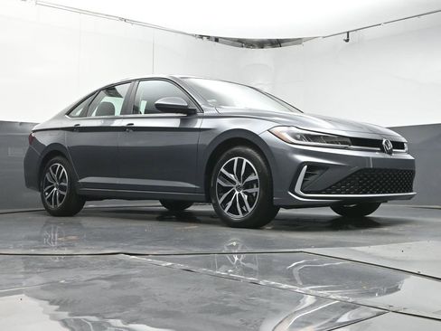 Used 2025 Volkswagen Jetta SE image 39