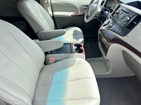 Used 2011 Toyota Sienna XLE FWD image 11