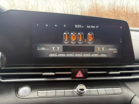 Used 2023 Hyundai Elantra Limited image 28