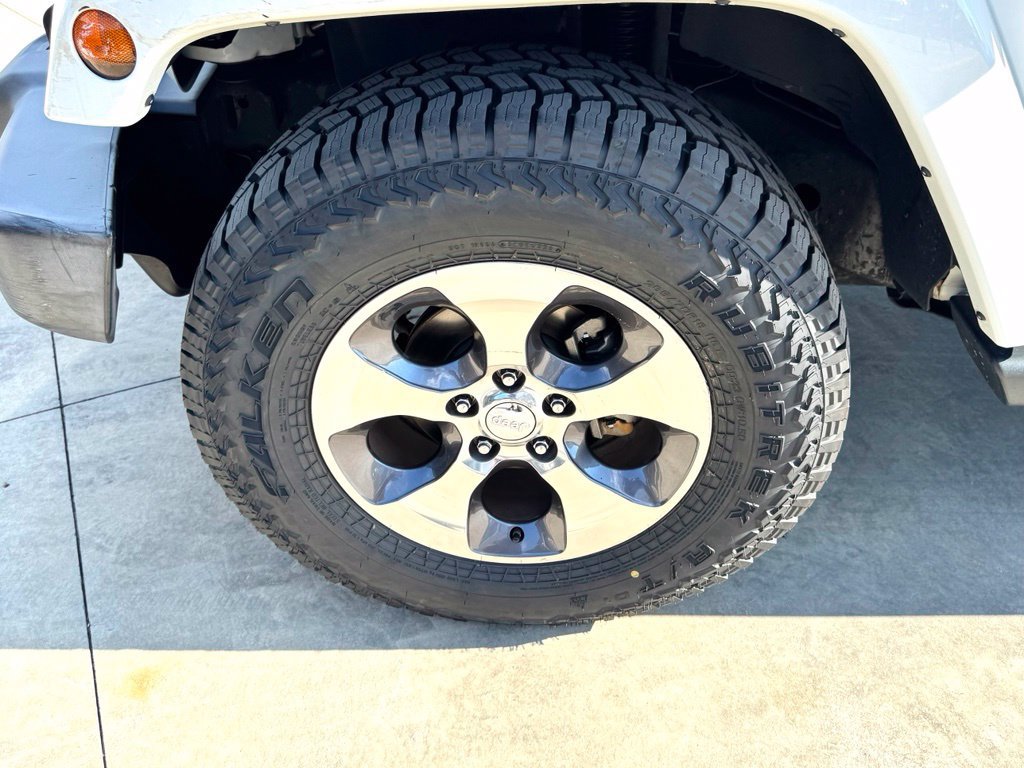 Used 2016 Jeep Wrangler Unlimited Sahara w/ Connectivity Group AWD/4WD image 10