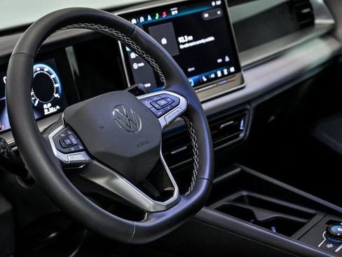 Used 2025 Volkswagen Tiguan SE w/ Panoramic Sunroof Package image 15