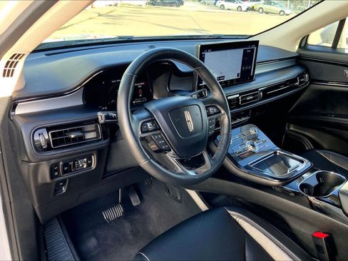 Used 2023 Lincoln Nautilus FWD w/ Premium Package image 18