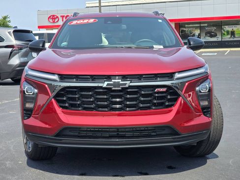 Used 2025 Chevrolet Trax RS w/ Sunroof Package FWD image 3