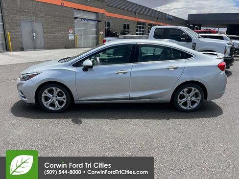 Used 2018 Chevrolet Cruze Premier w/ Enhanced Convenience Package FWD image 13