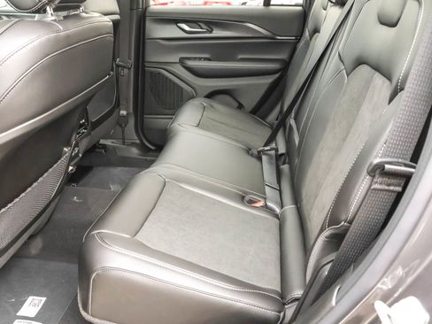 New 2025 Jeep Grand Cherokee Altitude image 10