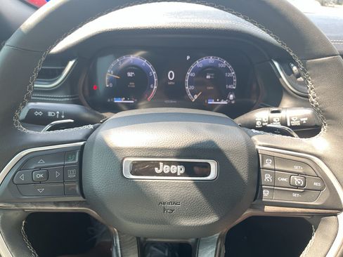 Used 2024 Jeep Grand Cherokee Limited w/ Black Appearance Package AWD/4WD image 13