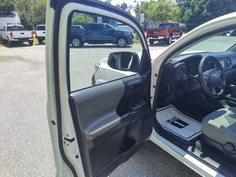 Used 2018 Toyota Tacoma SR RWD image 13