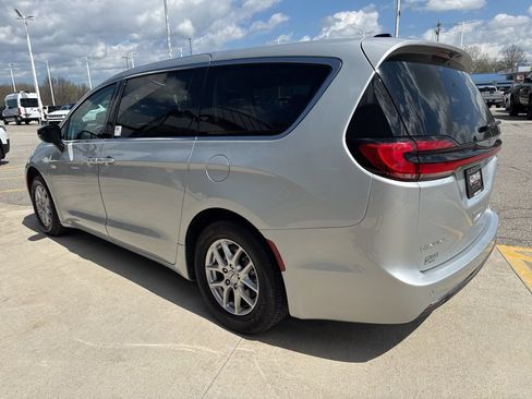 Used 2024 Chrysler Pacifica Touring-L FWD image 7