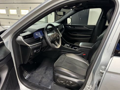 Certified 2024 Jeep Grand Cherokee Altitude image 14