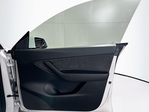 Used 2021 Tesla Model Y Long Range AWD/4WD image 32