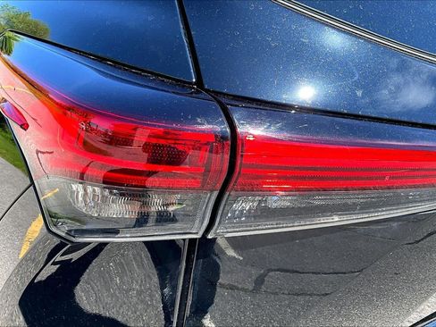 Used 2023 Toyota Highlander XLE AWD/4WD image 28