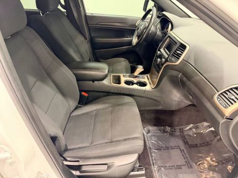 Used 2017 Jeep Grand Cherokee Laredo AWD/4WD image 22