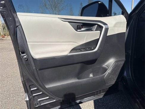 Used 2021 Toyota RAV4 XLE image 15
