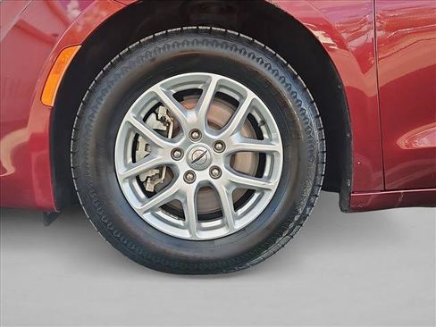 Used 2022 Chrysler Voyager LX FWD image 25