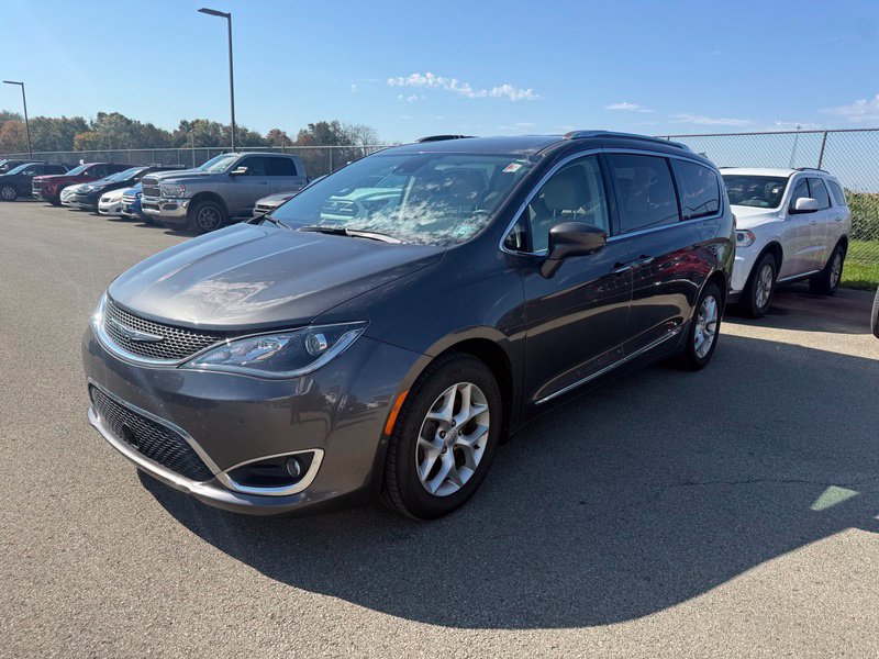 Used 2018 Chrysler Pacifica Touring-L Plus FWD image 2