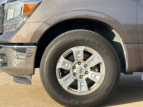 Used 2018 Nissan Titan SV image 6