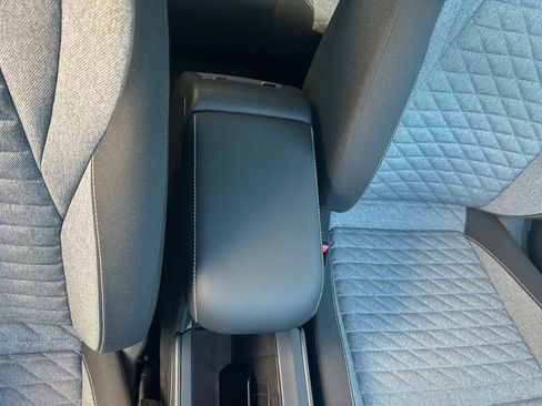 Used 2025 Volkswagen Tiguan S image 39