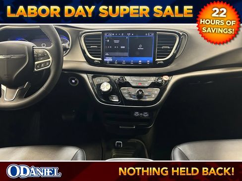 Used 2025 Chrysler Pacifica Select FWD image 13