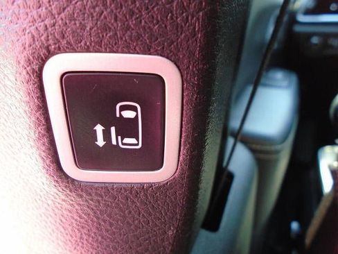 Used 2025 Chrysler Pacifica Limited FWD image 27