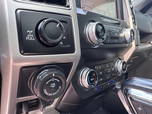 Used 2019 Ford F150 Lariat w/ Equipment Group 502A Luxury AWD/4WD image 20